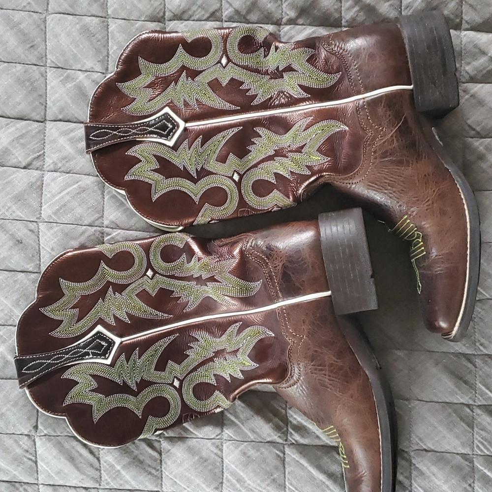 ariat boots 8.5 brown with green stiching